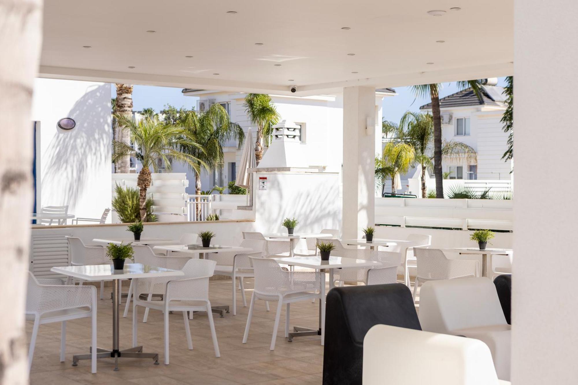 Flouressia Gardens Aparthotel Protaras Exterior photo